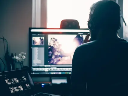 Computador e fones de ouvido
