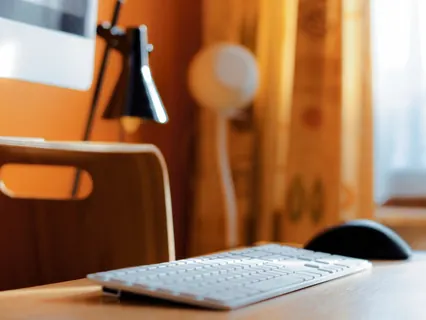Computador e teclado no escritório