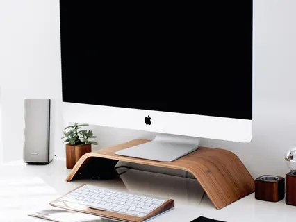 Computador e teclado no escritório