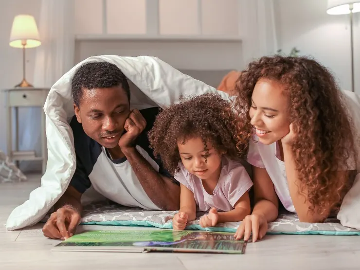 Família sorrindo em casa