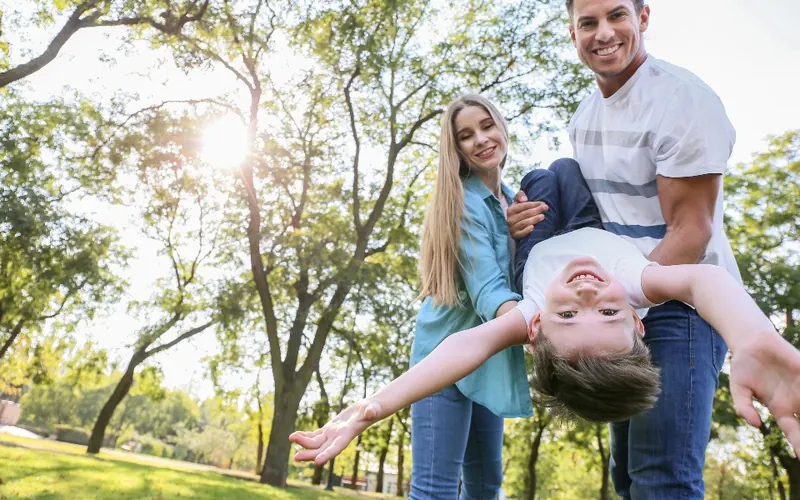 Família sorrindo no parque