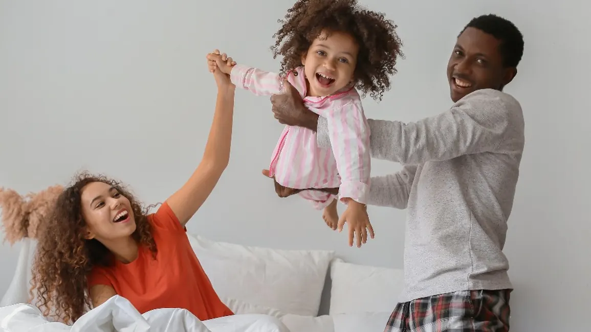 Família sorrindo no quarto