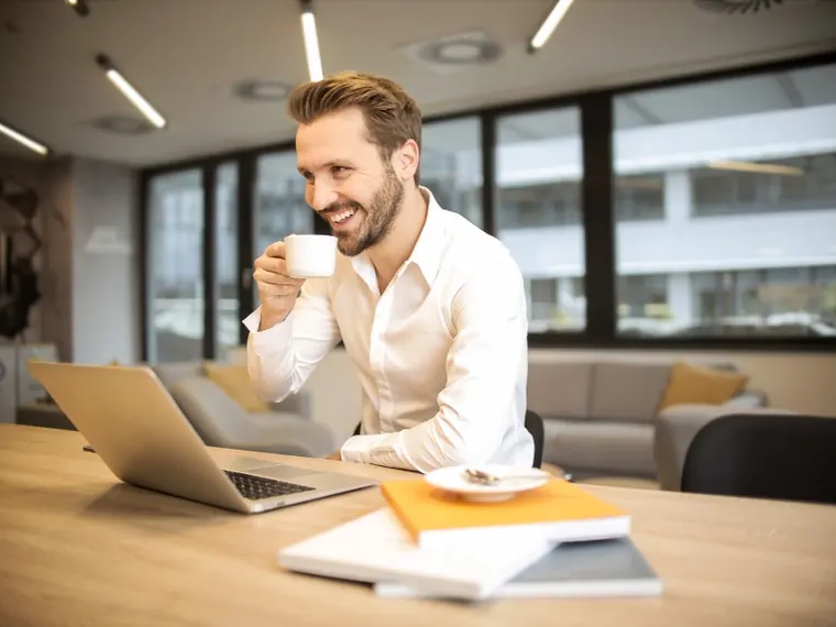 Homem com notebook e computador no escritório