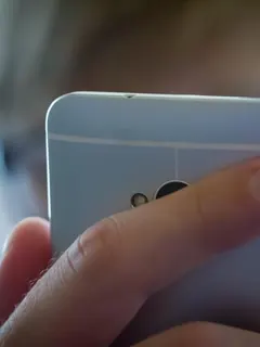 Mãos com celular