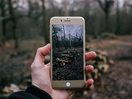 Mãos com celular