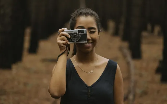 Mulher com câmera