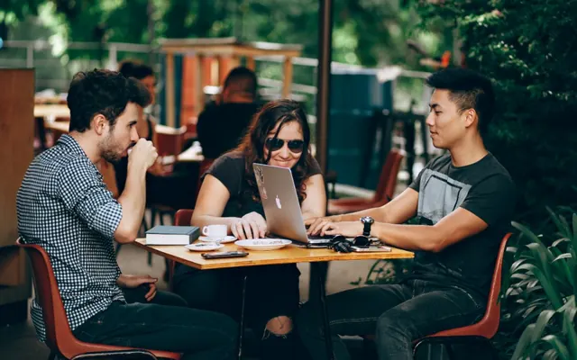 Pessoas com notebook e café