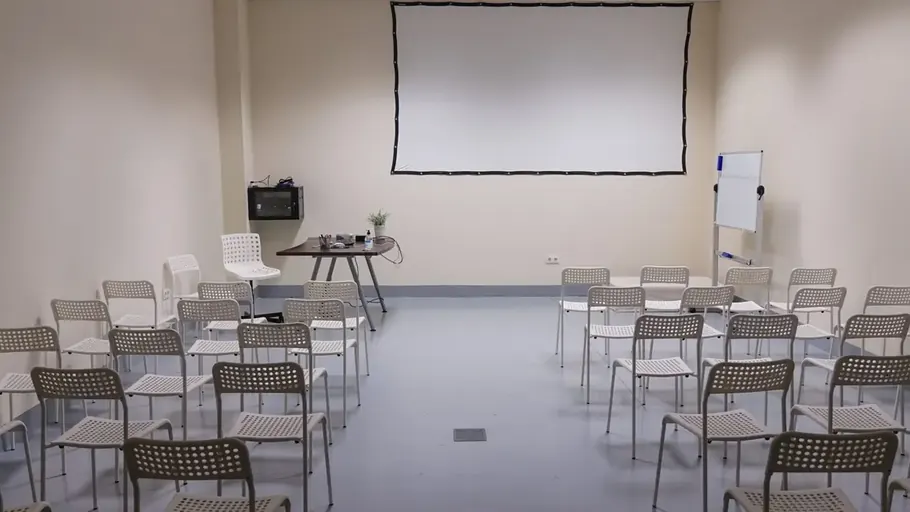 Sala com projetor no teto e tela de projeção