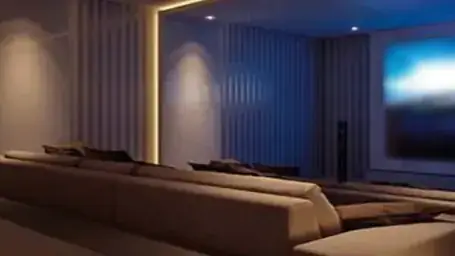 Sala de cinema em casa com projeção na tela