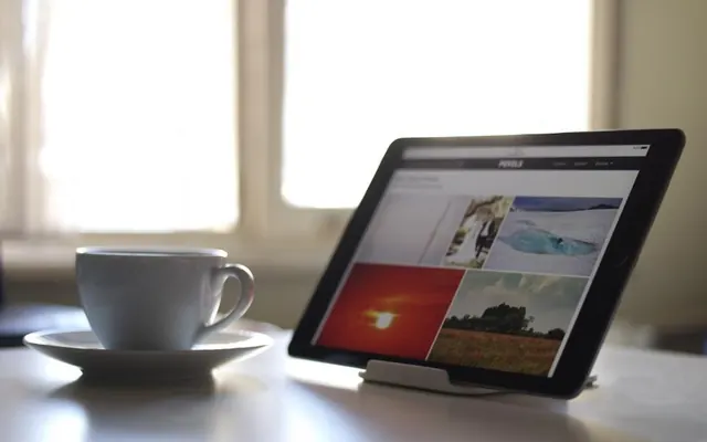 Tablet e café no escritório