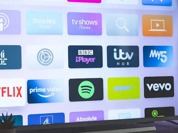 Tela de televisão com vários aplicativos de streaming