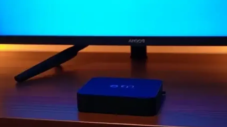 TV Box ligada embaixo da televisão